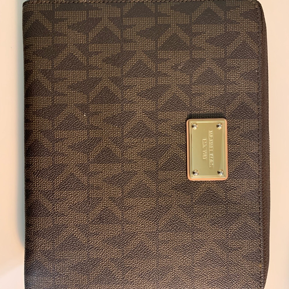 Michael Kors Tech Zip Around